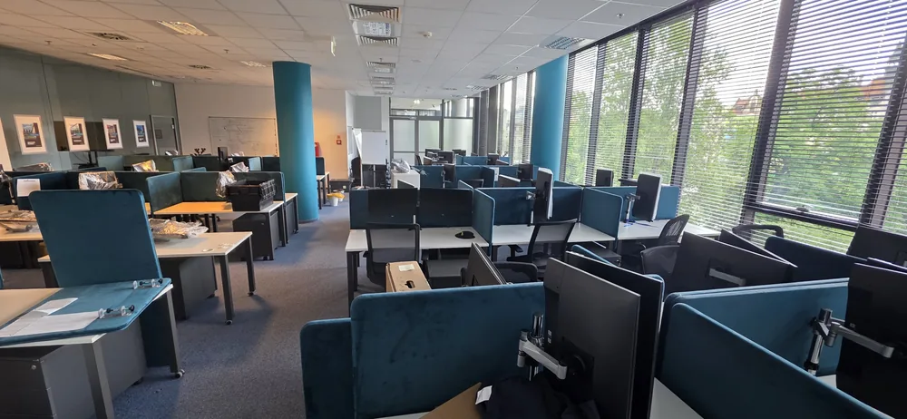 Biuro open space przygotowane do przeprowadzki, meble zabezpieczone folią