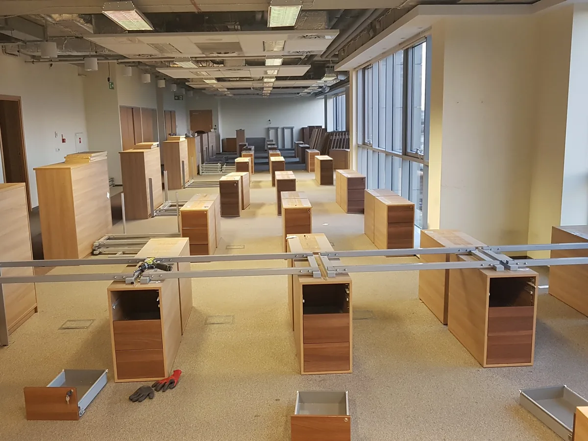 Montaż biurek w biurze typu open space podczas przeprowadzki firmy