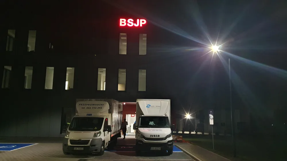 Przeprowadzka biura realizowana wieczorem, poza godzinami pracy firmy