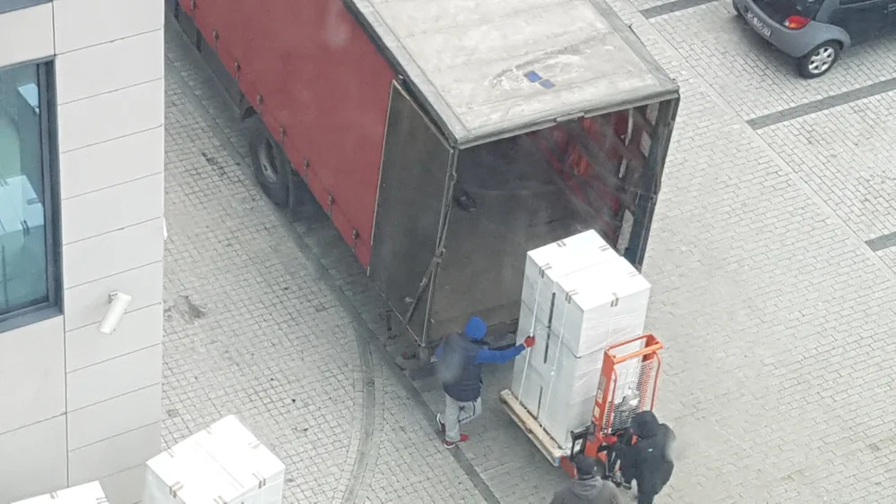 Załadunek sprzętu wózkiem paletowym do samochodu